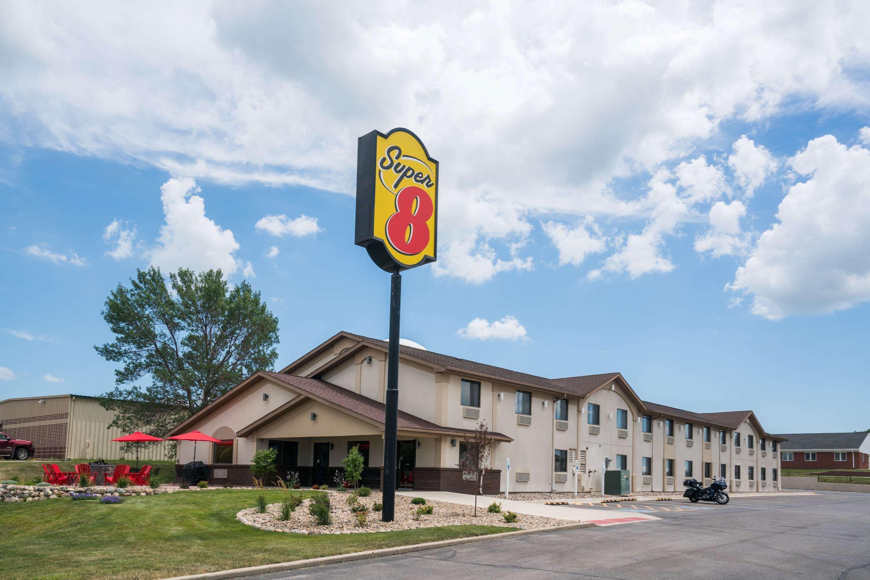 Super 8 By Wyndham Spirit Lake/Okoboji Exterior foto