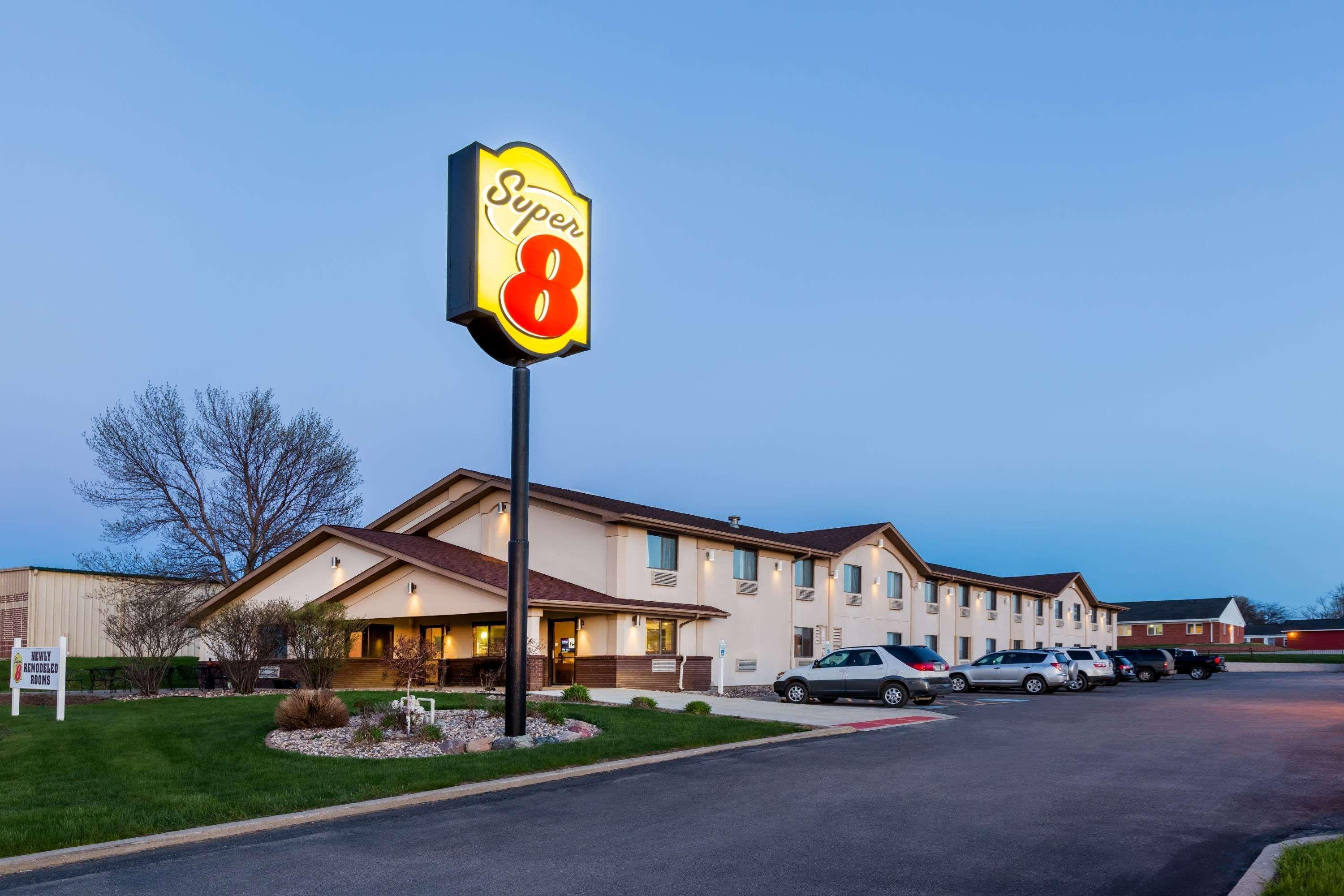 Super 8 By Wyndham Spirit Lake/Okoboji Exterior foto